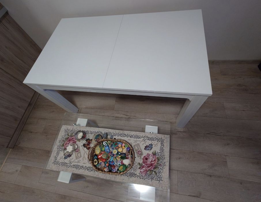 Трапезна бяла масивна маса мат