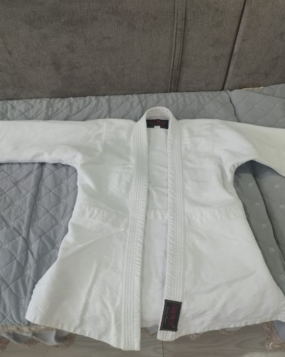 Продам кимоно в хорошем состоянии