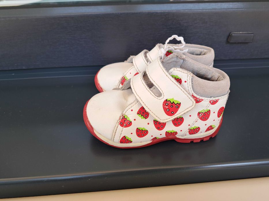 Детски кожени обувки, бели, 21 номер.