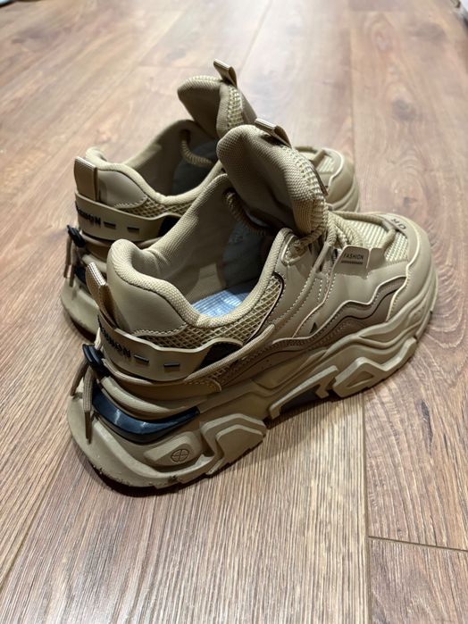 Маратонки в цвят “каки” - бежови