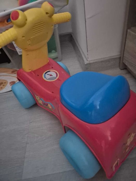 Това е детски мотор / скутер за бутане с крачета Baby Clementoni (My First Scooter )