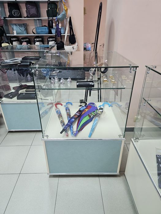 Витрины кубы с тумбой для хранения