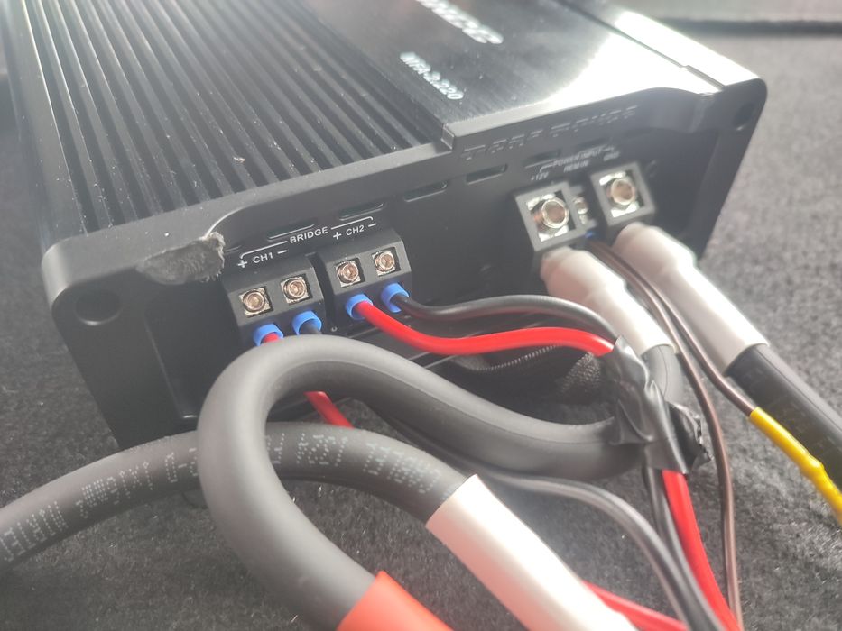 Vând amplificator Deaf Bonce MFA 2.200 ,2 canale