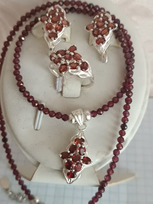 продам  серебряный 925° комплект с гранатами
