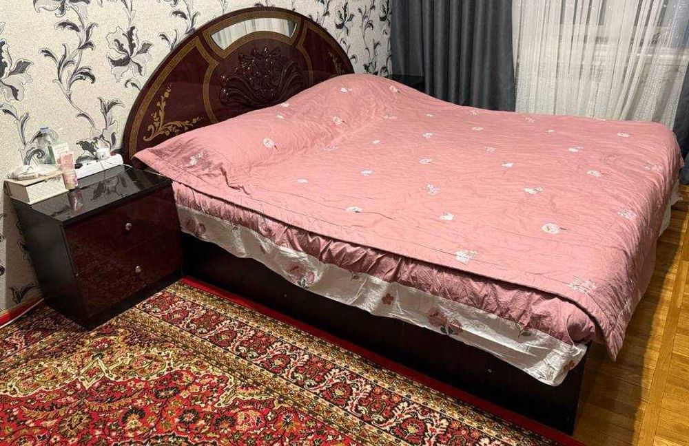 Италянская спальня ( кровать, тумбы, тремо, шкаф). Срочно!   Б/У
