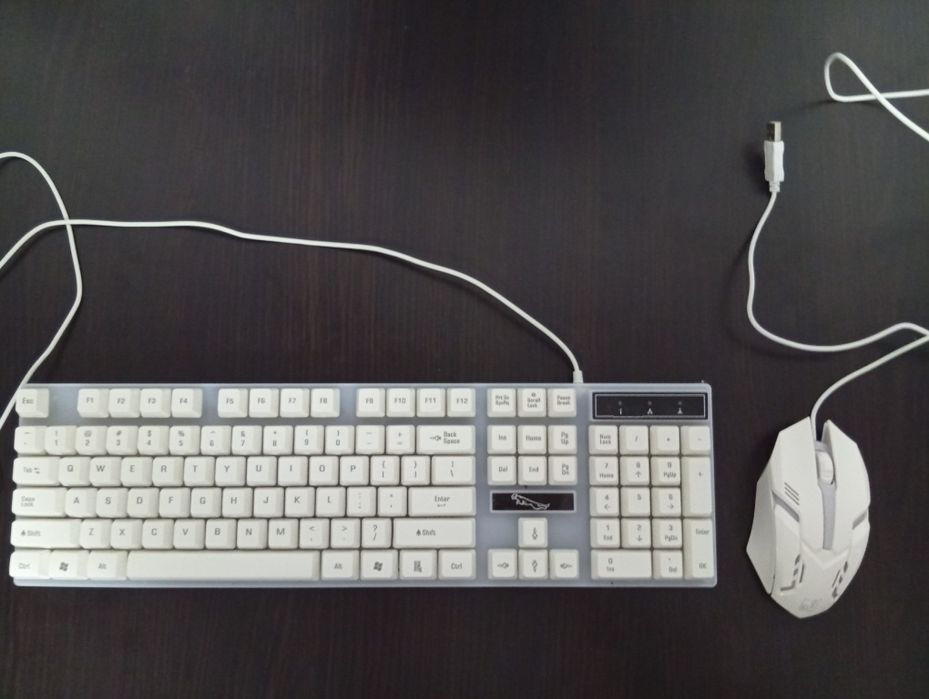 Vând Ps5 Nou perfect funcțional cu manetă originala cu toate cablurile cu 2 jocuri și cu tastatura și mouse led