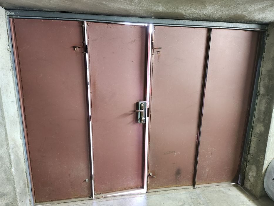 Гаражна Врата - Масивна Желязна Врата