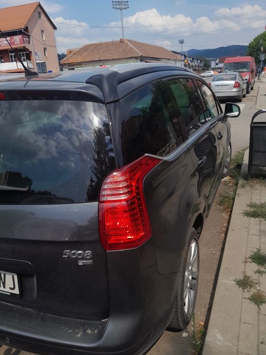 Vând Peugeot 5008