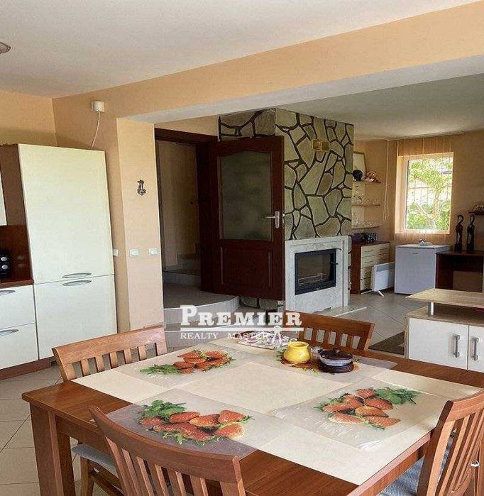 Предлагаме за продажба двуетажна къща в село Горица