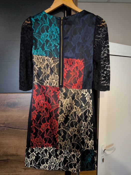 Рокля с дантелени ръкави