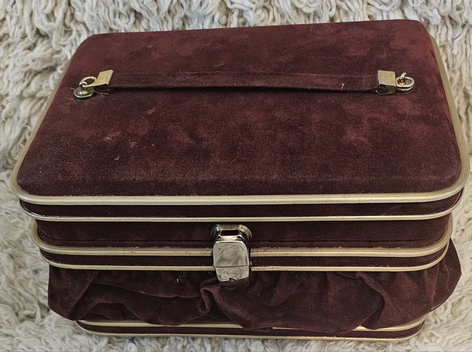 Две куфарчета за бижута, апаратура и др.