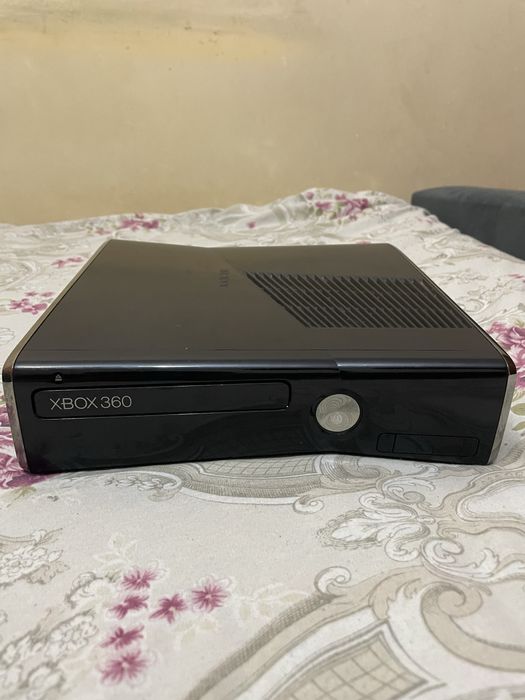Xbox 360 черного цвета