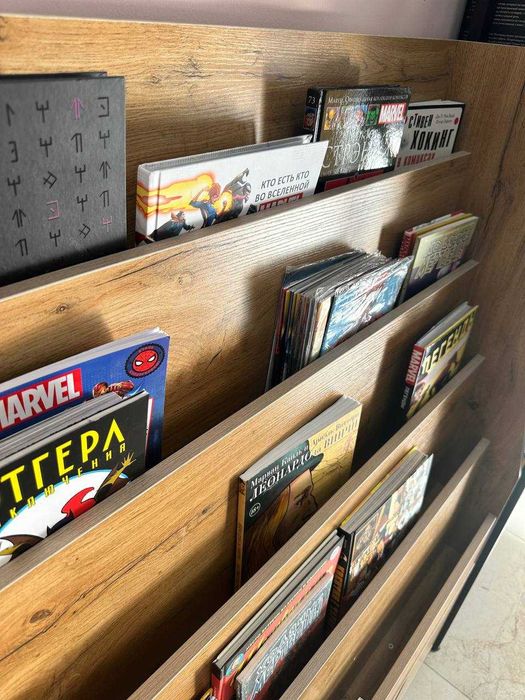 Деревянный шкаф для книг, был сделан на заказ, в идеальном состоянии