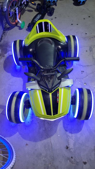 Детская электронная машина с пультом управления