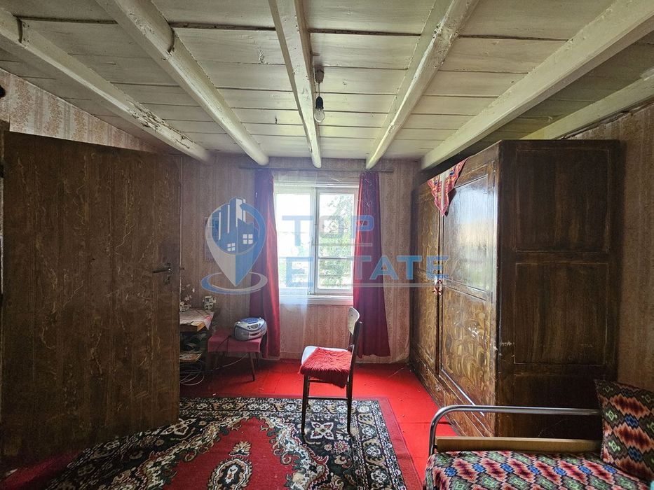 Тухлена здрава къща с кладенец в село Долна Липница