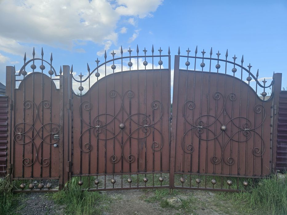 Ворота металлические с калиткой, размер 5*2,5 м