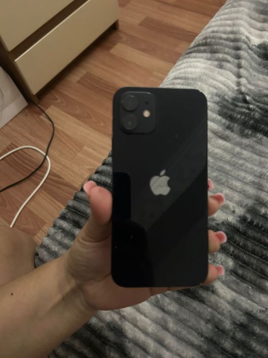 Продам Айфон 12