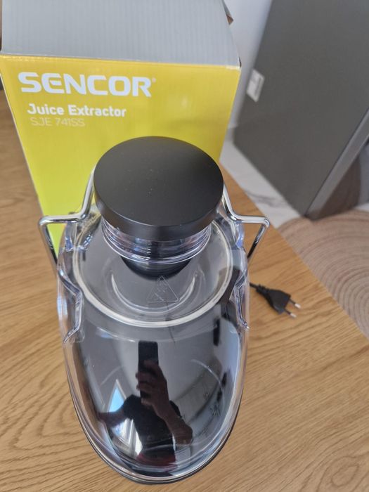 Vând Storcător de fructe si legume Sencor SJE 741SS, 400 W