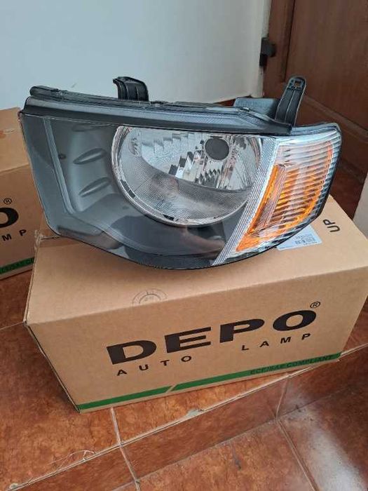 Far stanga/dreapta Mitsubishi L200 an 2006-2010 , faruri noi