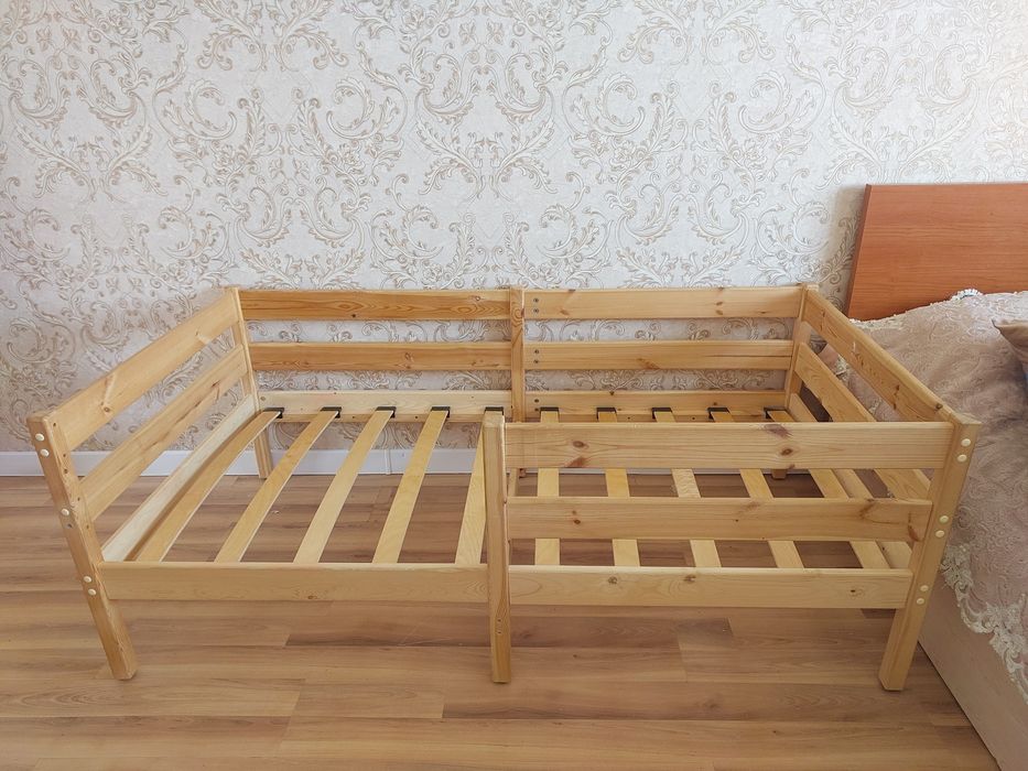 Кровать детская деревянная