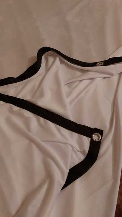 Продаётся 84-дюймовой экран для проектора.