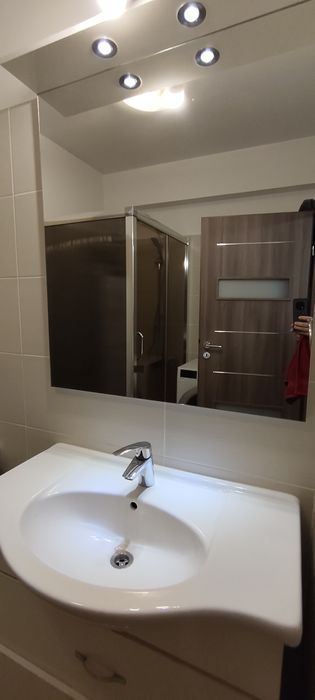 Lavoar și oglindă de baie cu spoturi