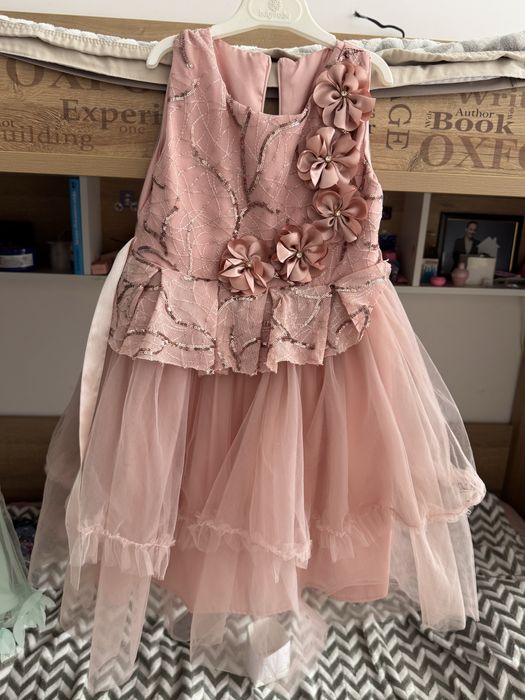 Платье нарядное на девочку 4-6 лет