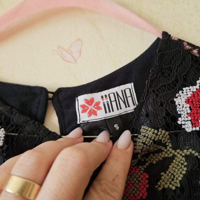 Bluză neagră cu broderie florală și mâneci bufante