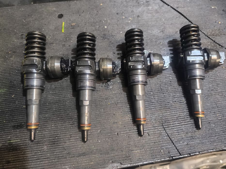 Injectoare  / injector 1.9 TDI BLS Golf 5 Octavia 2 Touran Passat B6