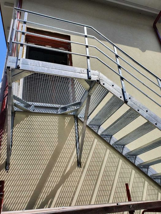 Метална стълба за втори етаж на къща