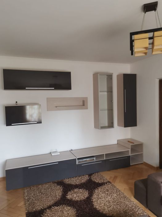 Închiriez apartament cu 2 camere