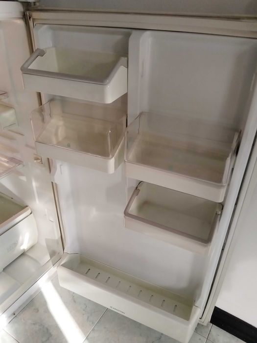 Малък хладилник за вграждане Ariston 160 литра