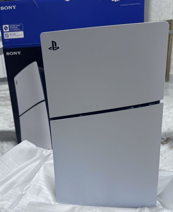 Sony PlayStation 5. 825 GB