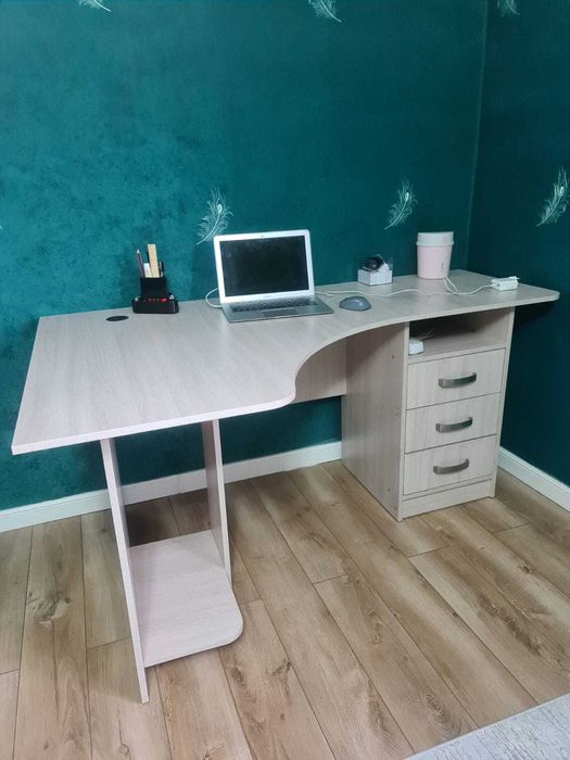 Офисный стол большой, угловой