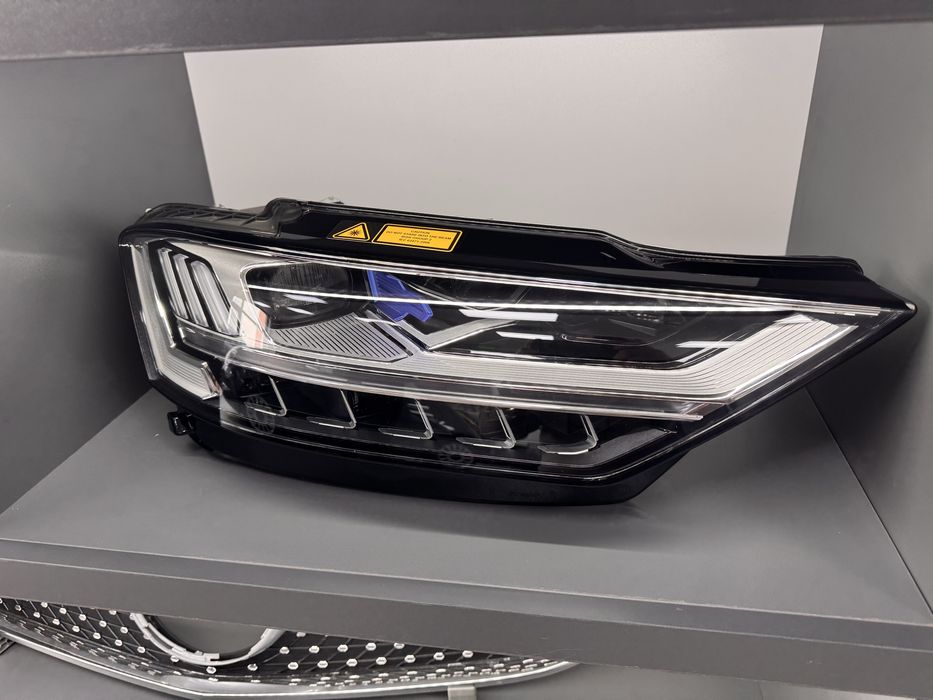 Audi A8 4N десен фар