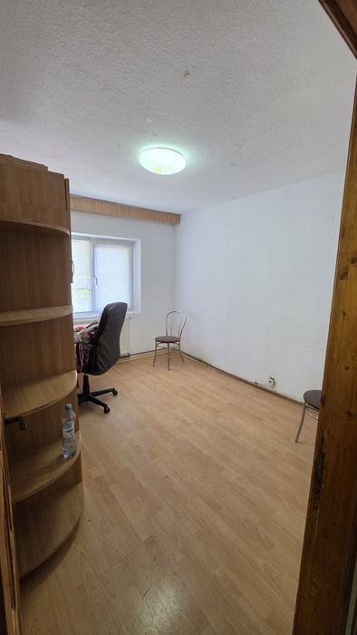 Vând 3 camere decomandate, etajul 1