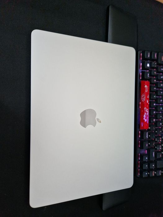 Macbook Air 13.6" M4 3 cicluri 16gb 256ssd