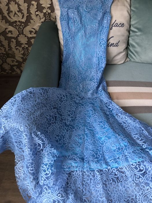 Продаются нарядные платья.