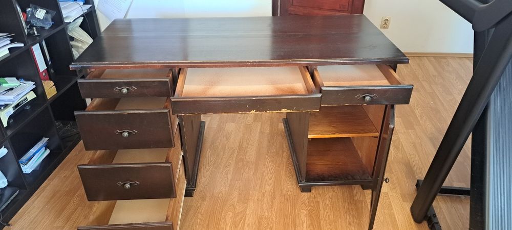 Vând birou din lemn