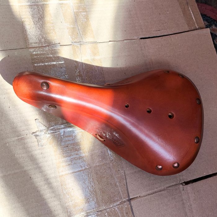 Кожаное седло типа Brooks B17