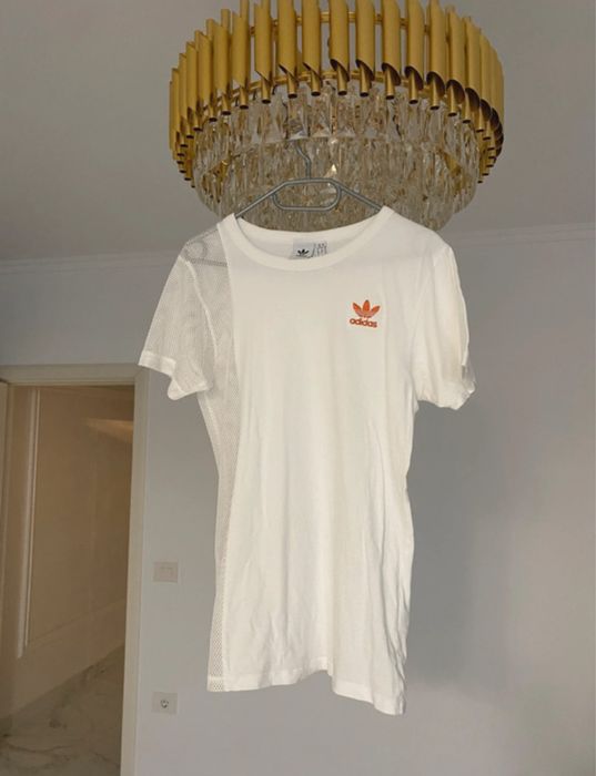 Tricou Adidas Originals alb cu detaliu plasă (mesh) si logo portocaliu