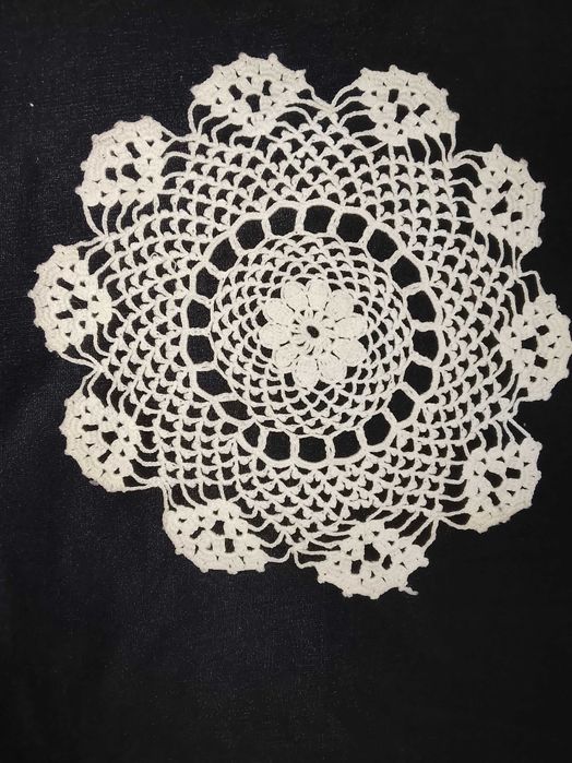 Покривки и подложки, плетени на една кука.