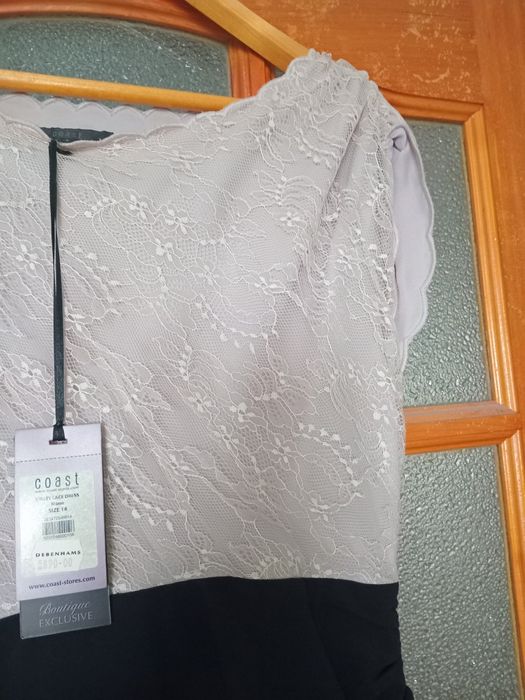 Платье очень красивое.