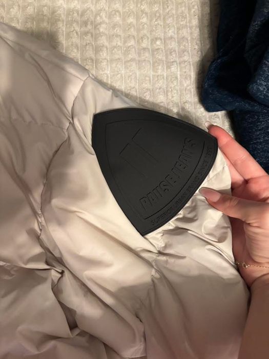 Бяло яке на Pause