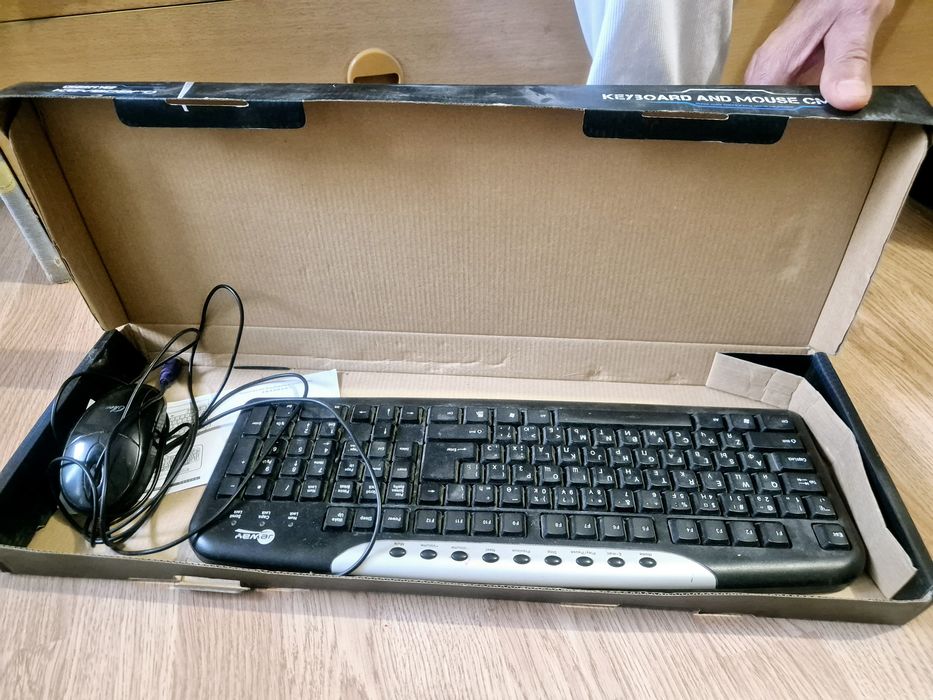 Продам новую клавиатуру с мышкой для компьютера