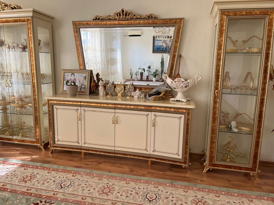 Ковер натуральный, шёлковый без пятен , и мебель для гостиной