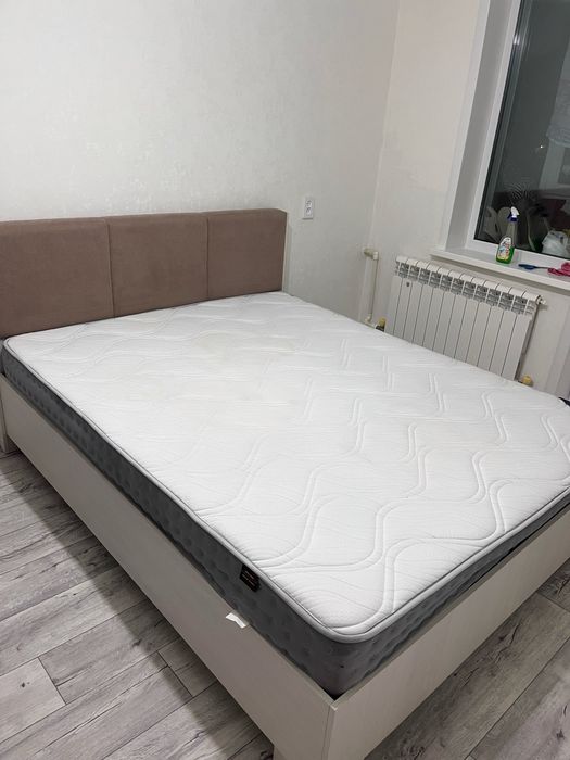 Продам кровать с матрасом