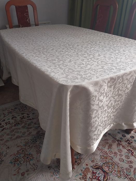 Продается скгатерти 2штуки