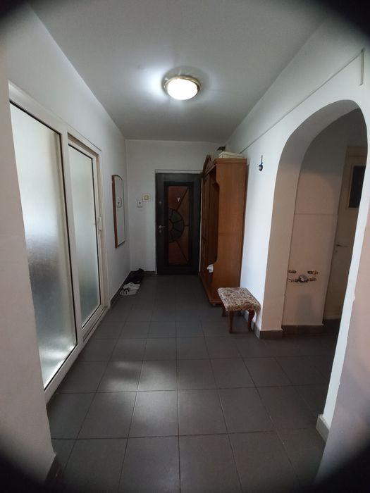 Ofer spre inchiriere apartament cu 3 camere