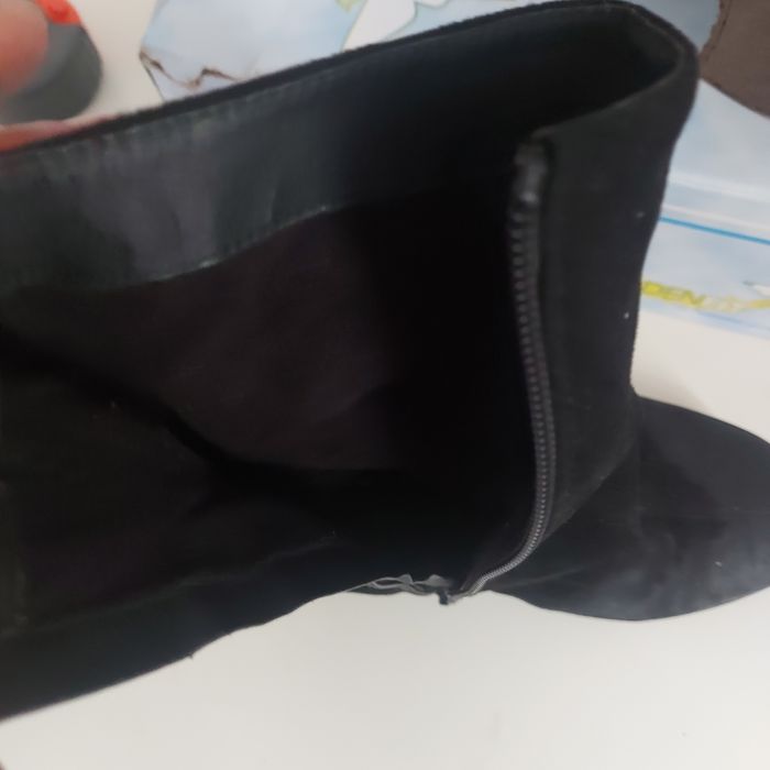 Vind o pereche de botine cu fermoare în interior.